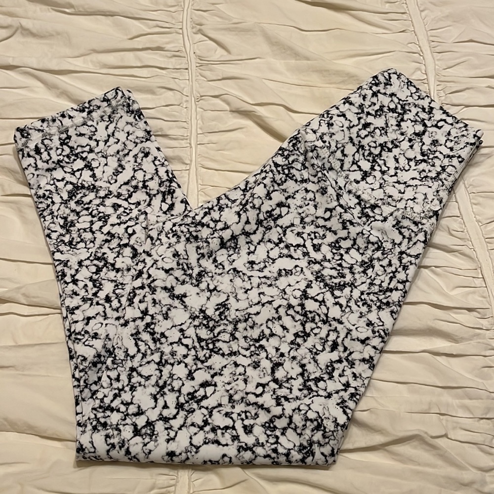 DYI | Crop Black & White Marble Leggings (S)